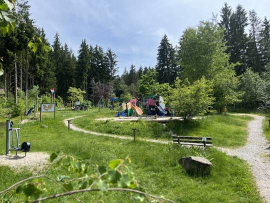 Fledermaus-Skulpturenweg und Fledermaus-Waldspielplatz