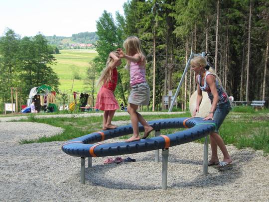 Fledermaus-Skulpturenweg und Fledermaus-Waldspielplatz